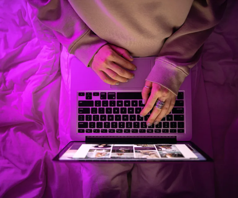 Purple20hands20with20laptop20in20bed